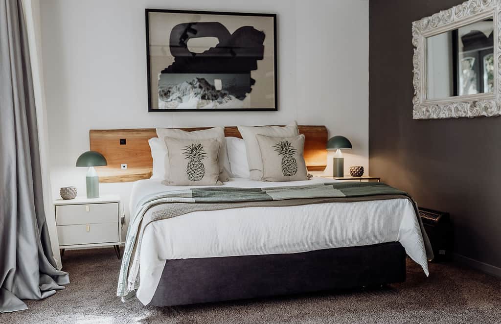 Jade Suite - Master Bedroom At Lake Mahinapua Hotel Hokitika